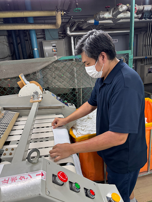 一般ホーム工場_タオルフォルダー投入