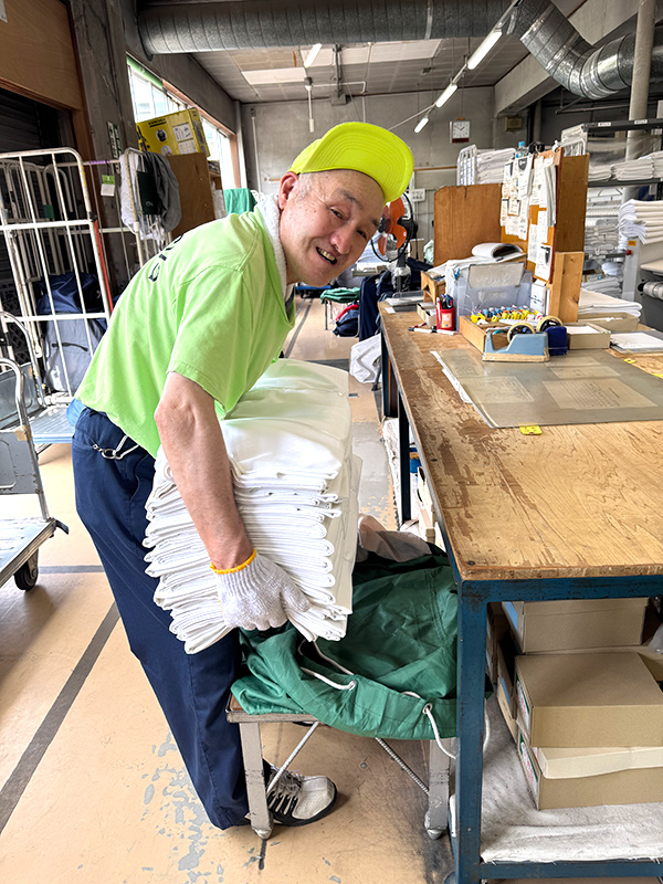 リネン工場_製品バック詰め