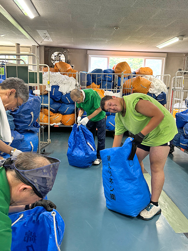 リネン工場_集荷物　仕分け