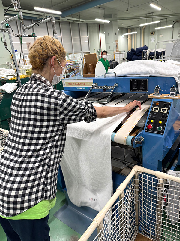 リネン工場_タオルフォルダー投入