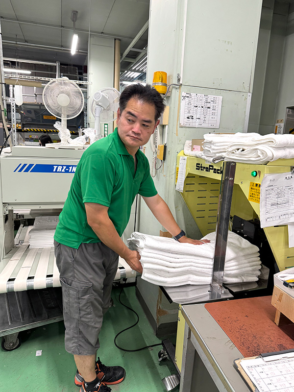 リネン工場_タオル結束