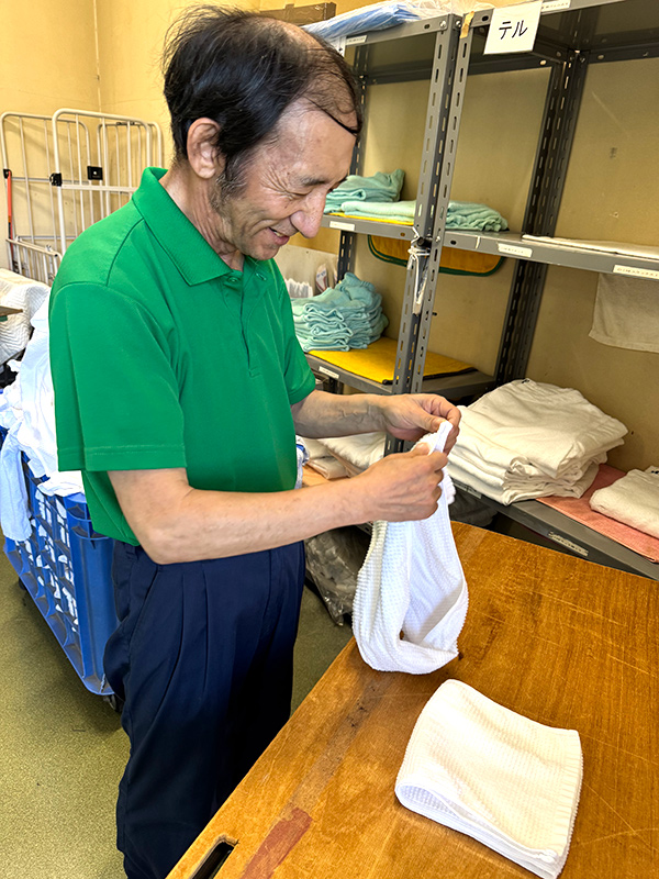 リネン工場_タオル手たたみ