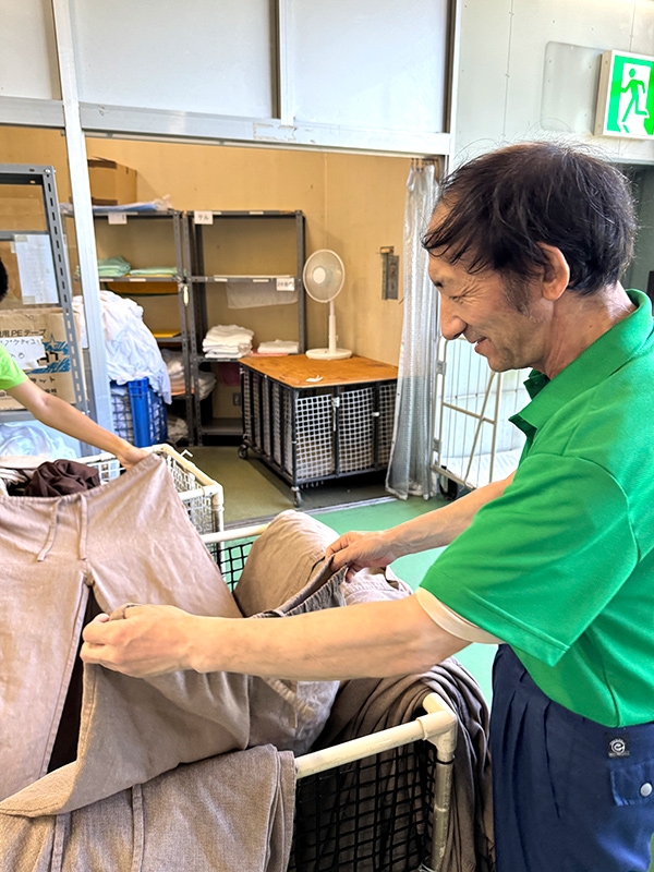 リネン工場_バスローブさばき