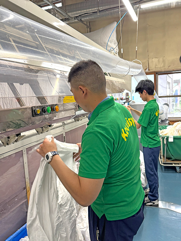 寝具工場_シーツ・ホーフ　投入