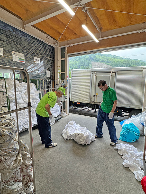 寝具工場_集荷物　受け・仕分け・さばき