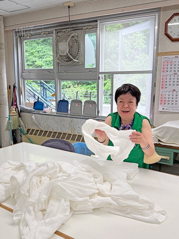 寝具工場_タオル手たたみ