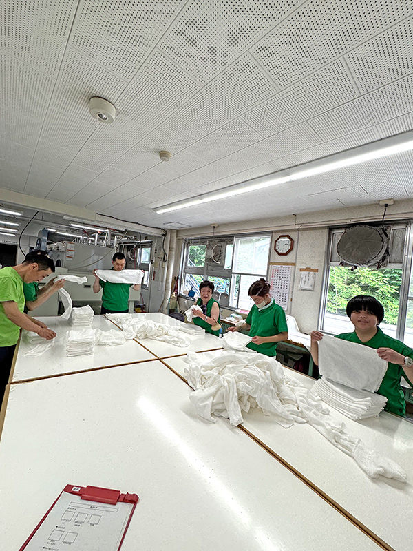 寝具工場_タオル手たたみ２